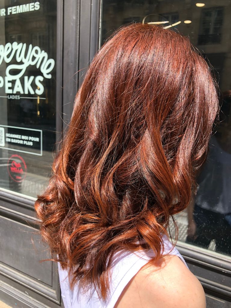 femme de dos avec les cheveux longs et ondulés, coloration végétale