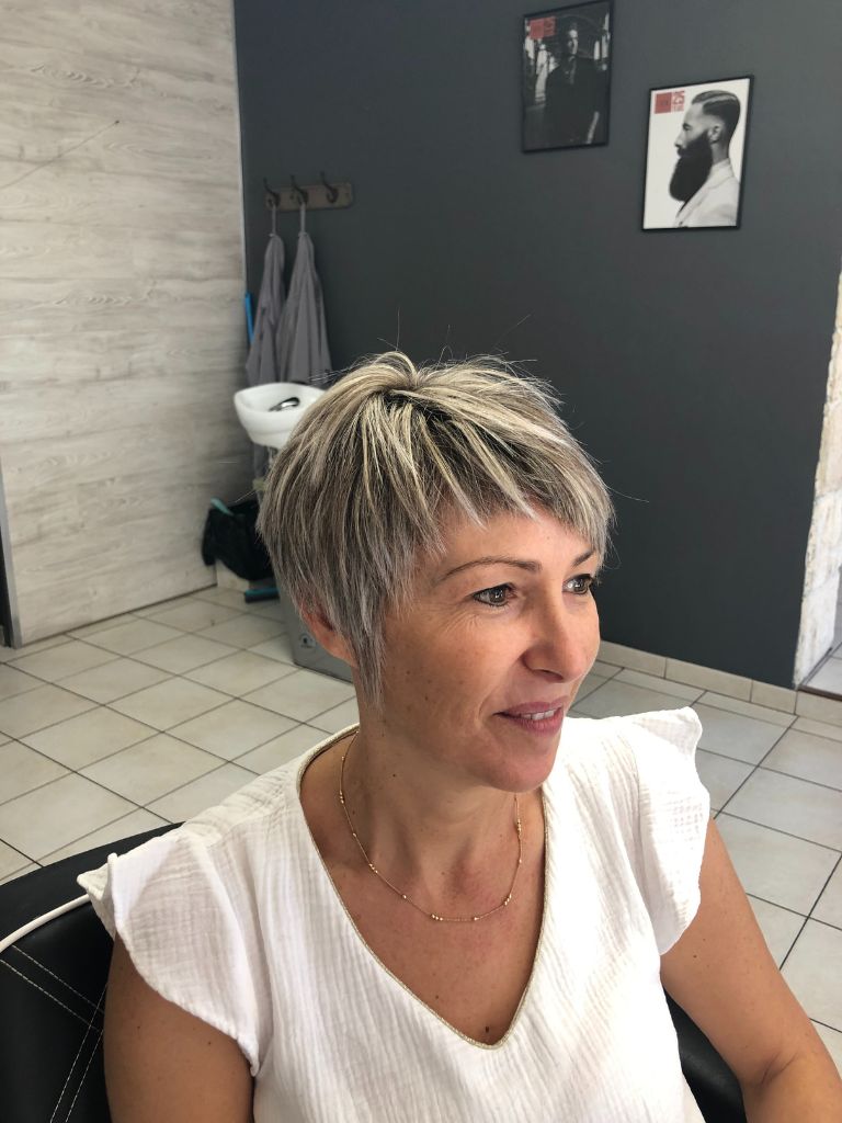 portrait d'une femme coupe courte de cheveux et mèches blondes coloration végétale