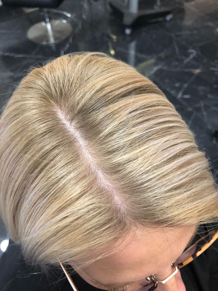 racine de cheveux blond après coloration végétale