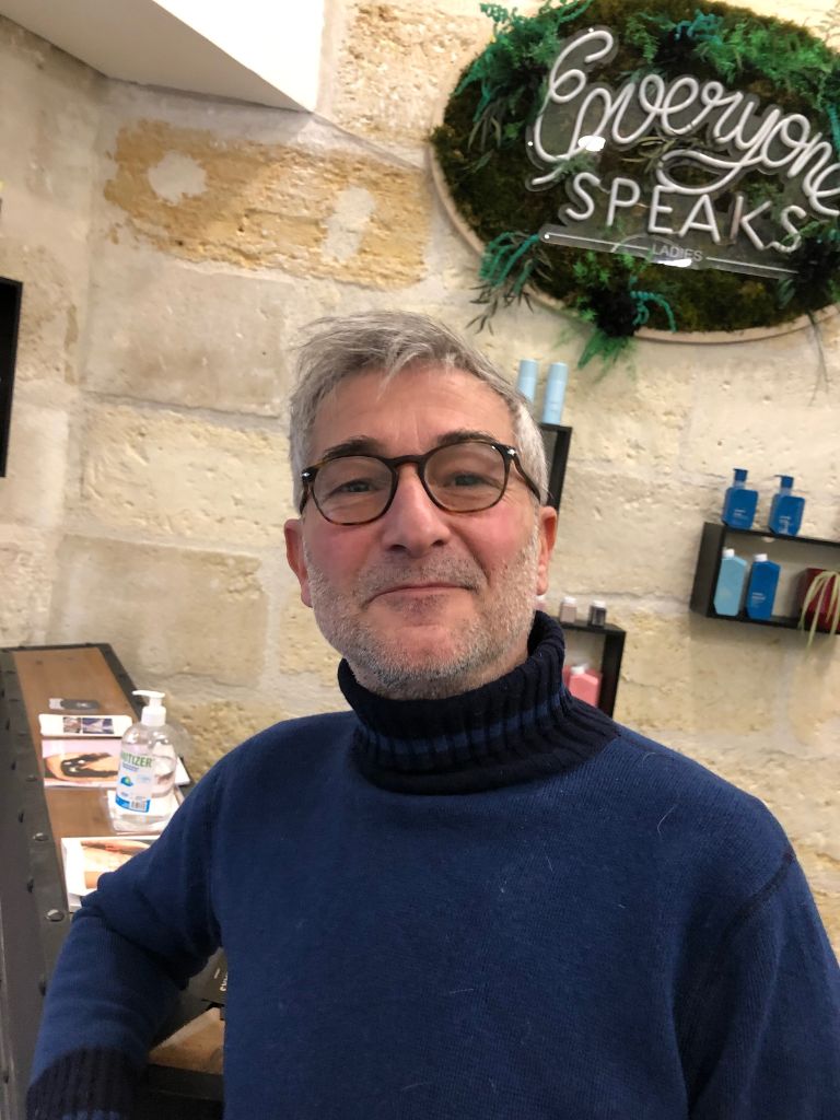 portrait de face d'un homme à lunettes aux cheveux courts