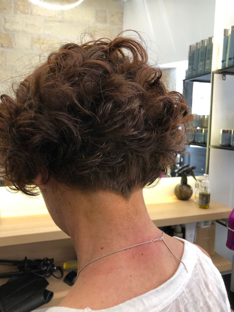 Arrière d'une nuque pour une coupe de cheveux courte