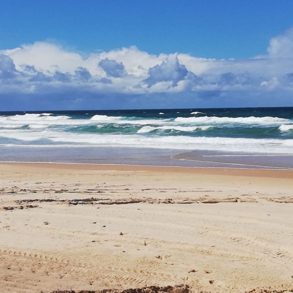 un bord de plage par jour de beau temps