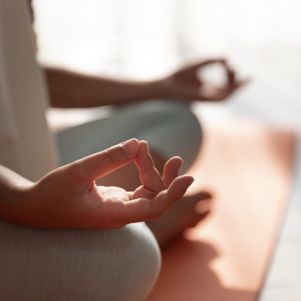 close-up-kid-meditant-sur-tapis