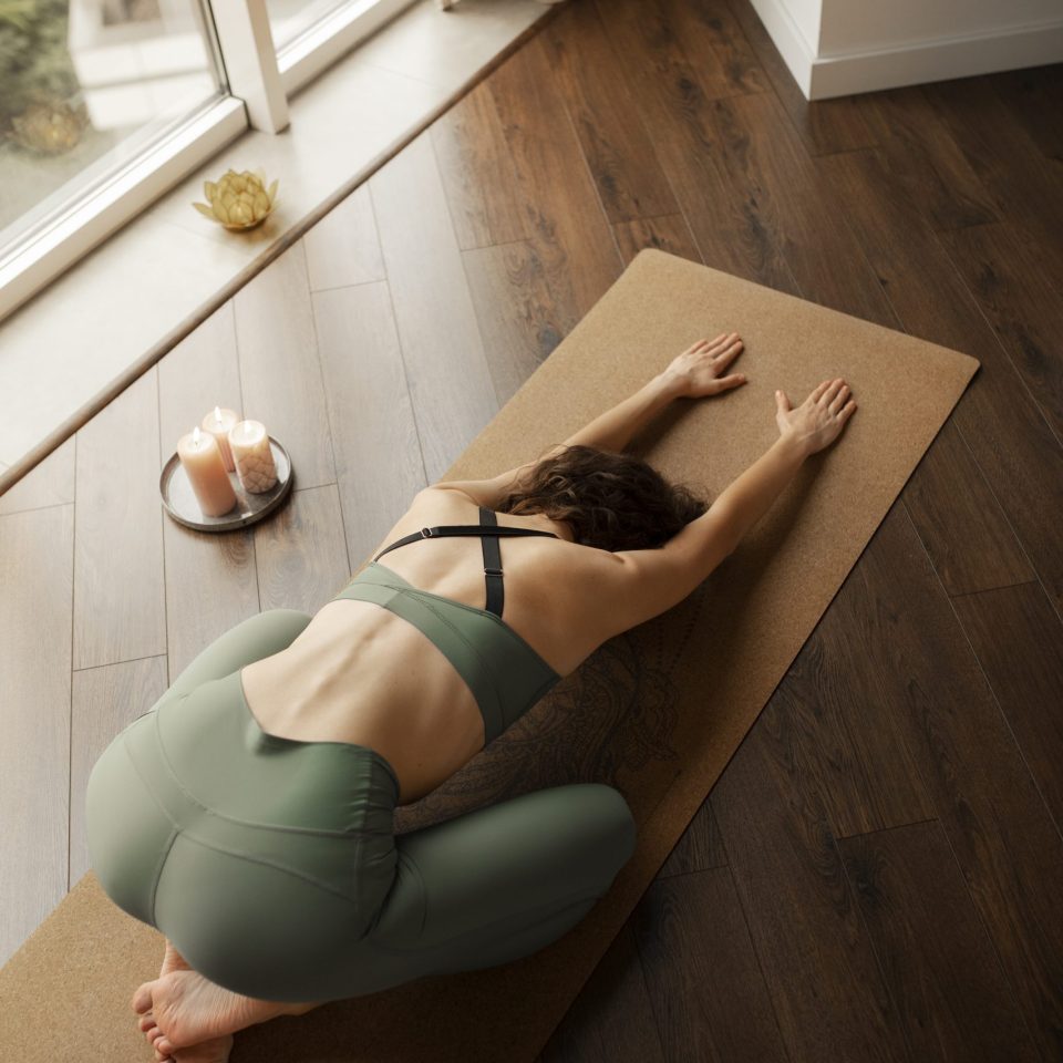 femme-se-deconnectant-numeriquement-a-la-maison-en-faisant-du-yoga